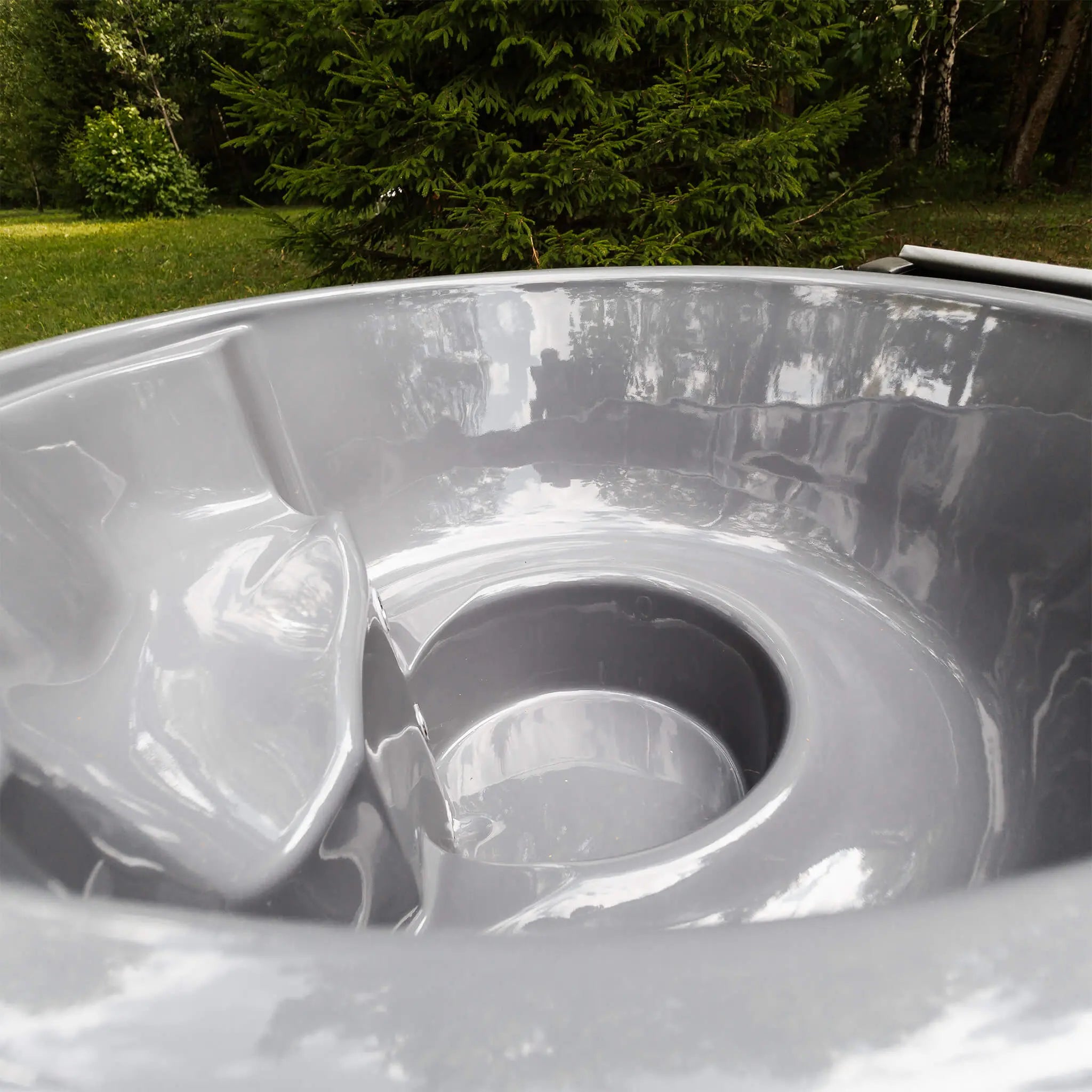 Premium 4-Person Fully-Assembled ThermoWood Wood-Fired Hot Tub (SAK14528) SAKSBY WHOLESALE